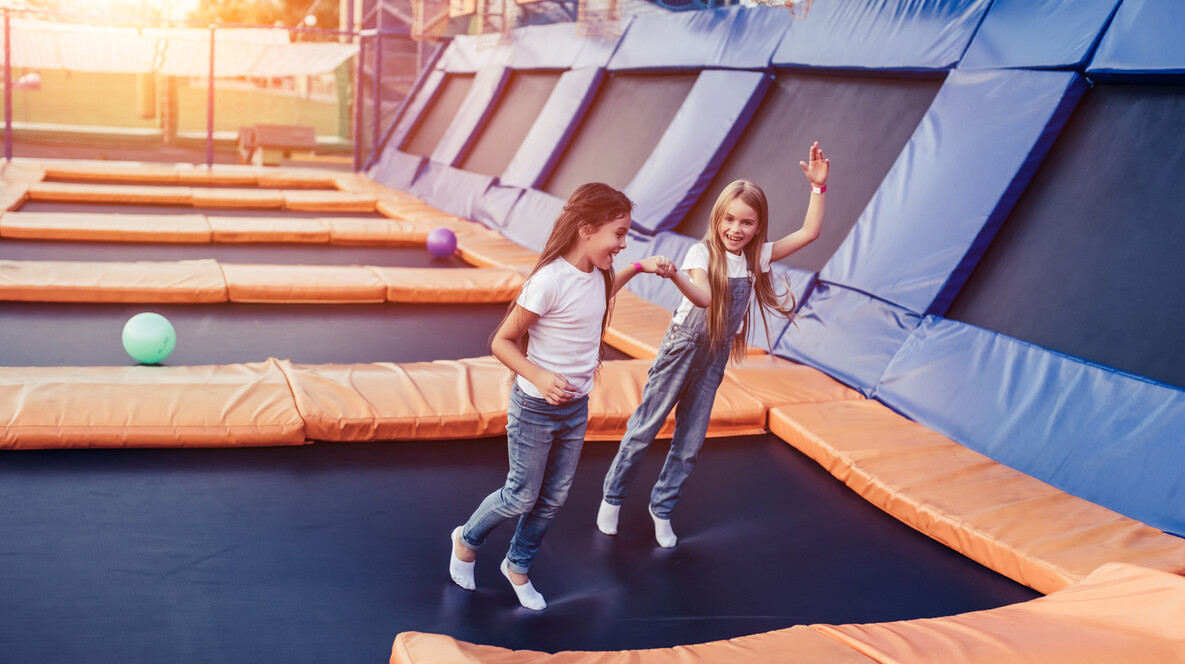 İki Çocuk için Trambolin Parkı İki Çocuk için Trambolin Parkı