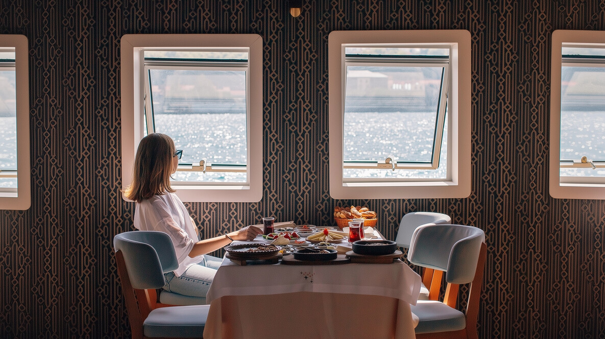 İki Kişi için Tarihi Vapurda Gala Salonunda Kahvaltılı Boğaz Turu Erkek Arkadaşa Hediye - İki Kişi için Tarihi Vapurda Gala Salonunda Kahvaltılı Boğaz Turu