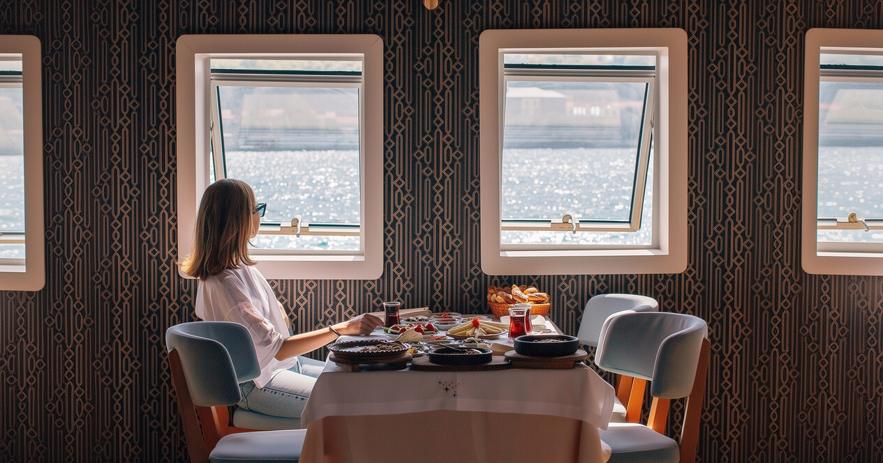 İki Kişi için Tarihi Vapurda Gala Salonunda Kahvaltılı Boğaz Turu - 12 Fotoğraf 12 - İki Kişi için Tarihi Vapurda Gala Salonunda Kahvaltılı Boğaz Turu