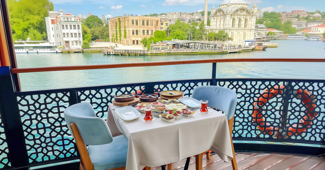 İki Kişi için Tarihi Vapurda Terasta Kahvaltılı Boğaz Turu - 12 Fotoğraf 12 - İki Kişi için Tarihi Vapurda Terasta Kahvaltılı Boğaz Turu