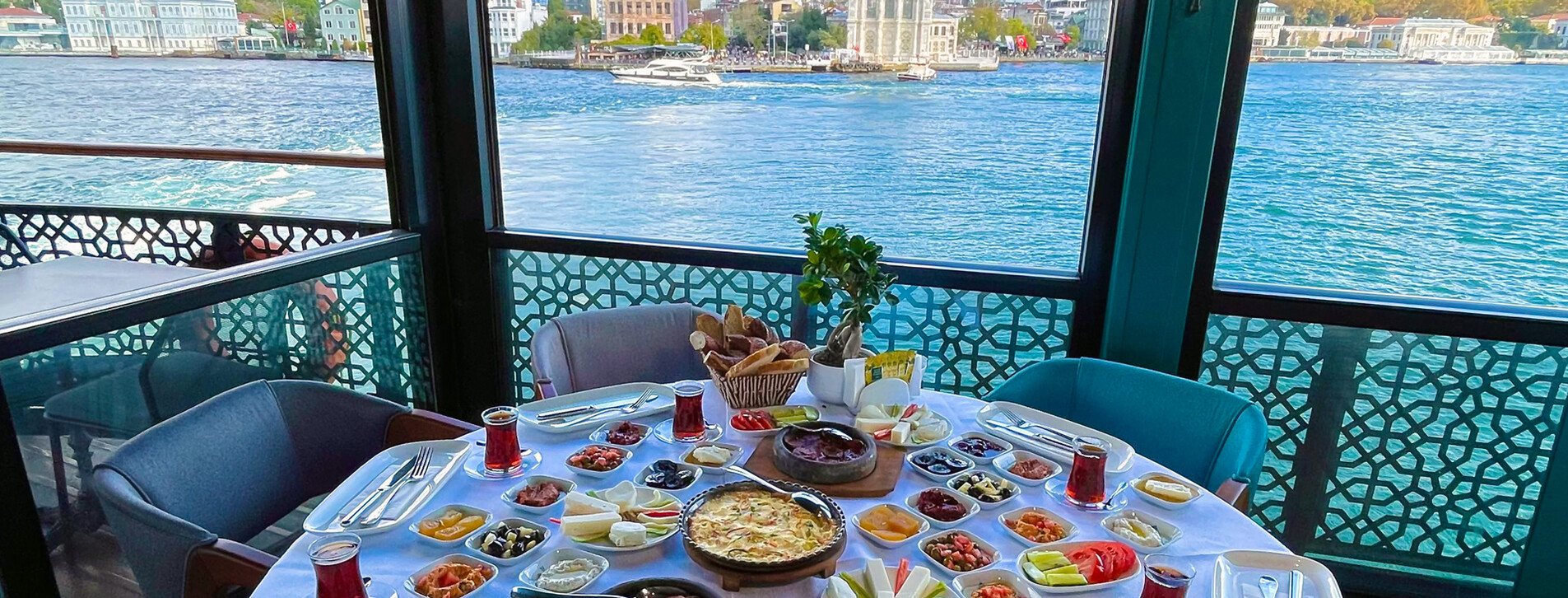 Fotoğraf 1 - Aile için Tarihi Vapurda Terasta Kahvaltılı Boğaz Turu