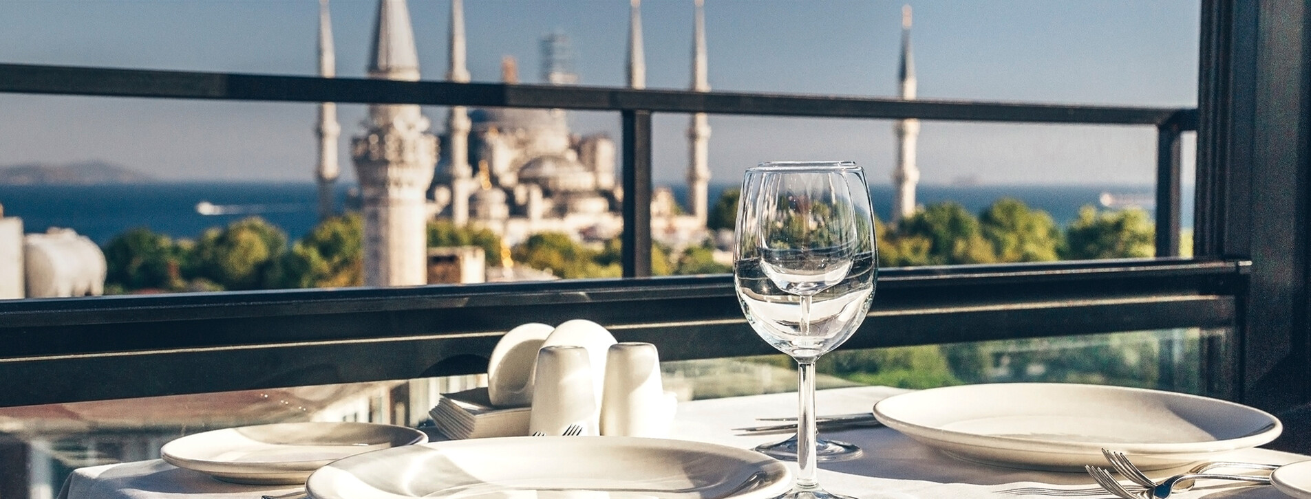 Fotoğraf 1 - İstanbul'da 360° Manzaralı Akşam Yemeği