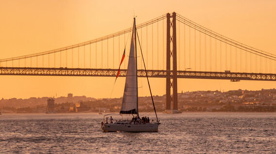 Arkadaş Grubu için Yat ile Boğaz'da Gece Gezisi Yat Gezisi - Arkadaş Grubu için Yat ile Boğaz'da Gece Gezisi