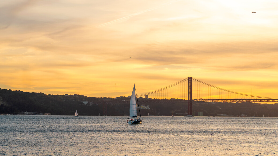 Arkadaş Grubu için Yat ile Boğaz'da Gece Gezisi Yelkencilik - Arkadaş Grubu için Yat ile Boğaz'da Gece Gezisi