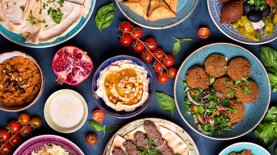 Arkadaş Grubu İçin Gurme Restoranı'nda Akşam Yemeği Arkadaş Grubu İçin Gurme Restoranı'nda Akşam Yemeği