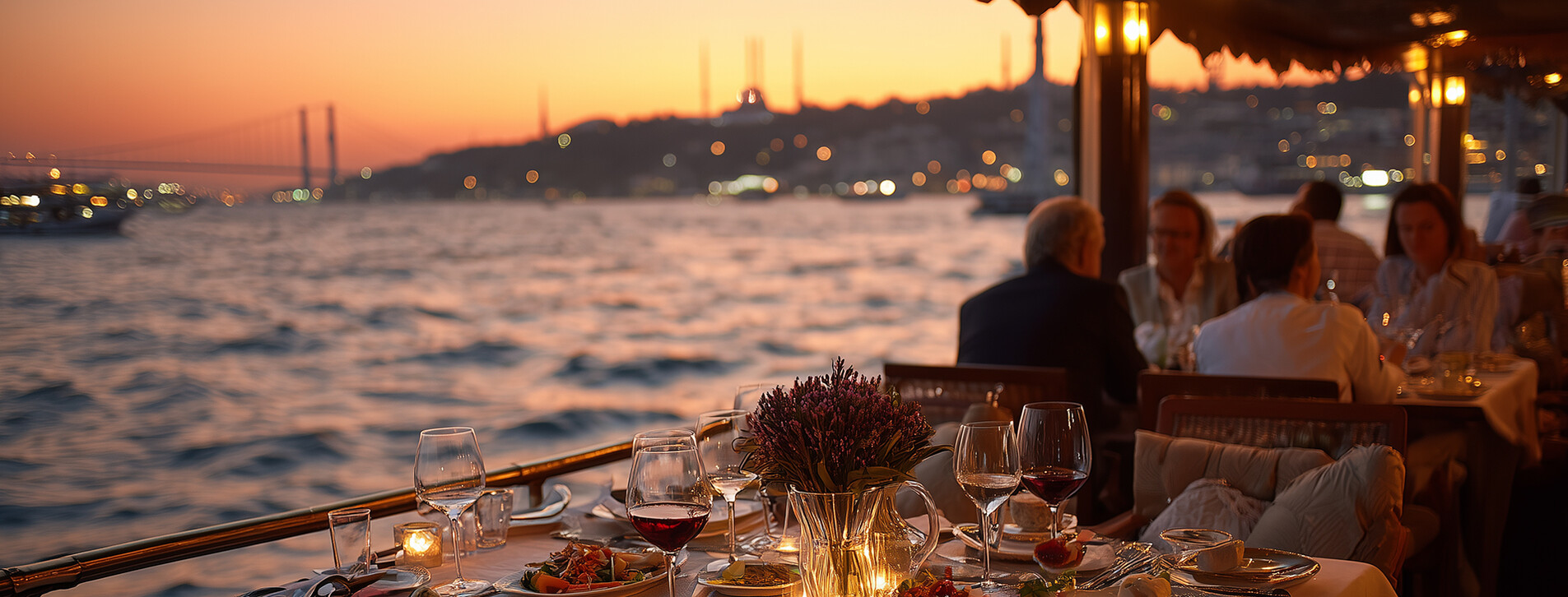 Fotoğraf 1 - Arkadaş Grubu için Boğazda Teknede Akşam Yemeği