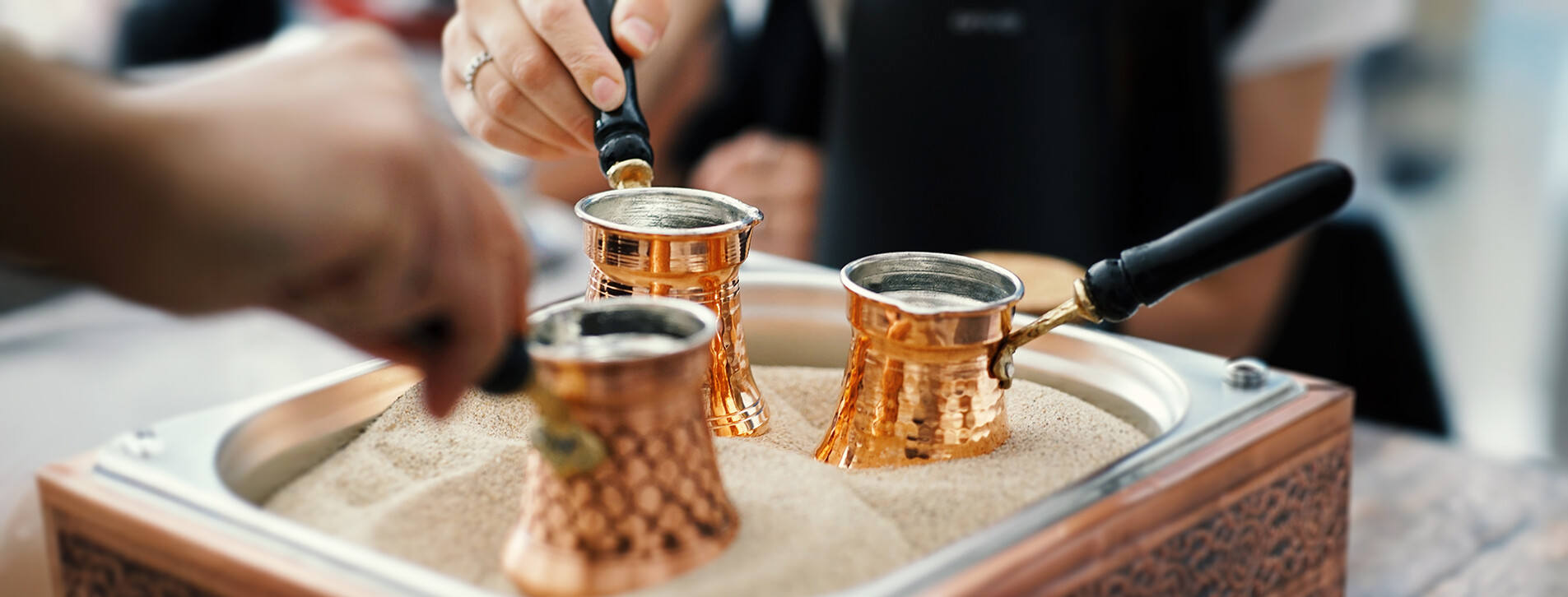 Fotoğraf 1 - İki kişi için Kumda Türk Kahvesi Yapımı Atölyesi