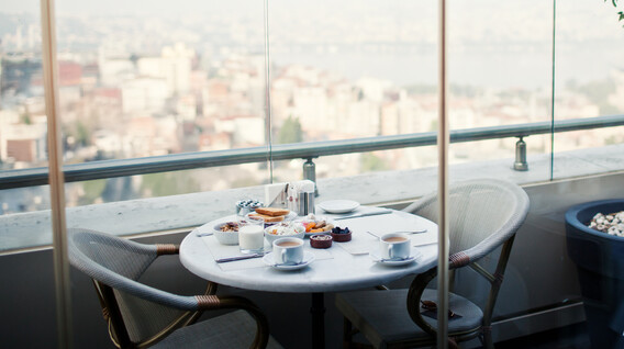 İki Kişi için Panoramik Manzaralı Restorantta Kahvaltı İki Kişi için Panoramik Manzaralı Restorantta Kahvaltı