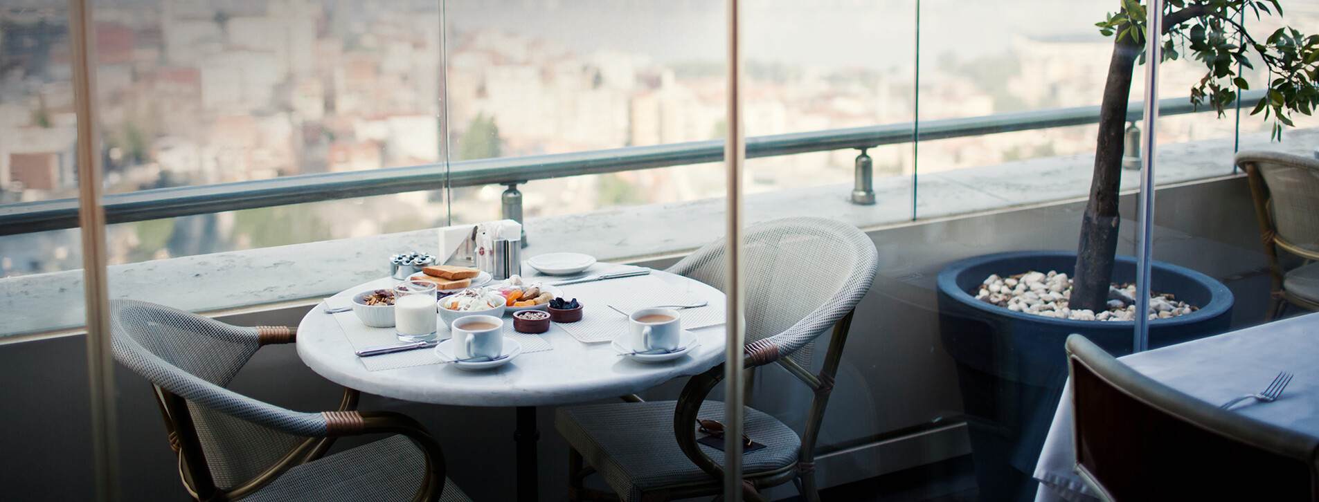 Fotoğraf 1 - İki Kişi için Panoramik Manzaralı Restorantta Kahvaltı