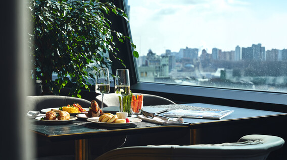 Aile için Panoramik Manzaralı Restorantta Kahvaltı Aile için Panoramik Manzaralı Restorantta Kahvaltı