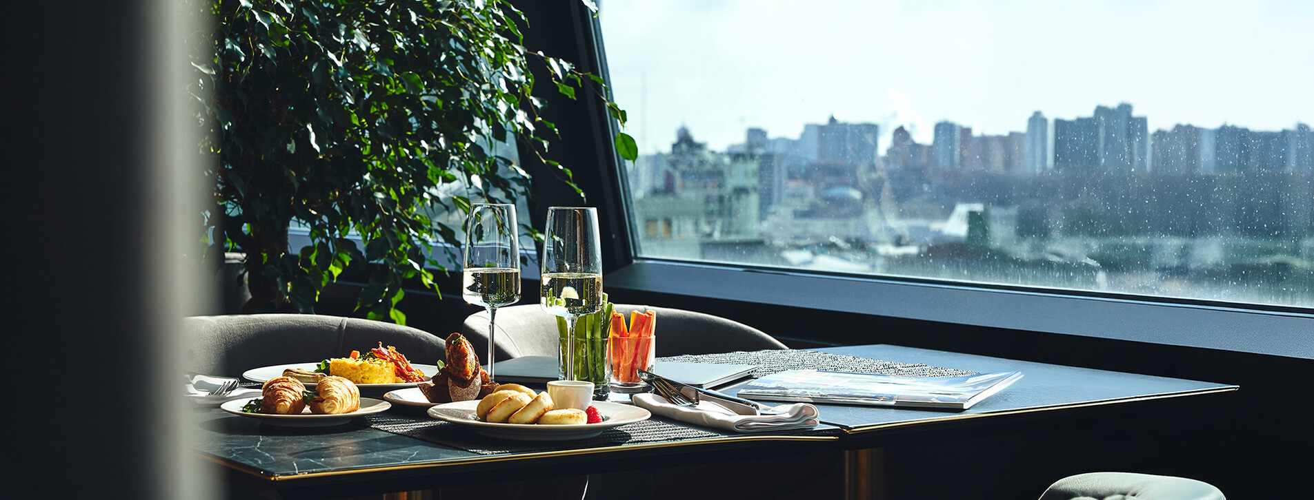 Fotoğraf 1 - Aile için Panoramik Manzaralı Restorantta Kahvaltı