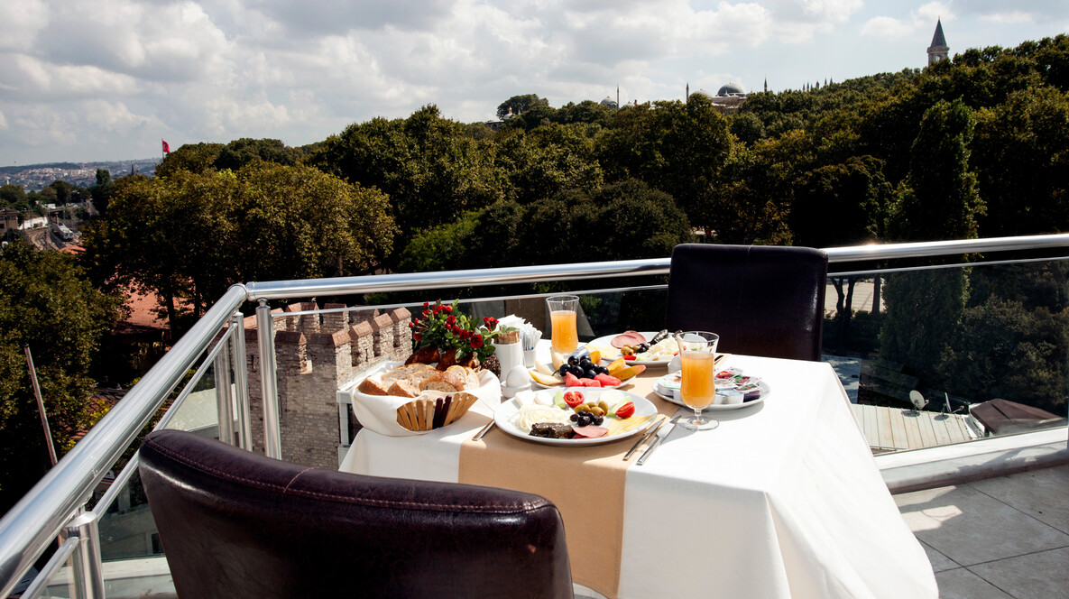 Aile için Panoramik Manzaralı Restorantta Kahvaltı Aile için Panoramik Manzaralı Restorantta Kahvaltı