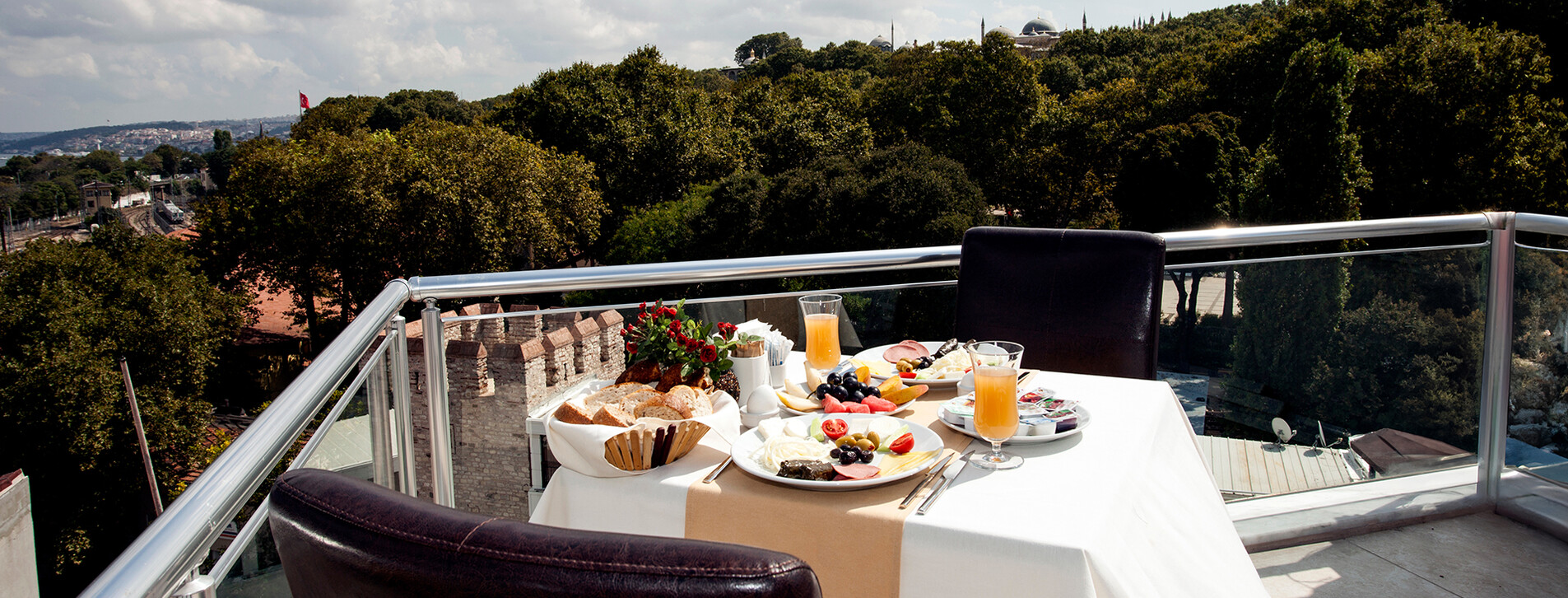 Fotoğraf 1 - Aile için Panoramik Manzaralı Restorantta Kahvaltı