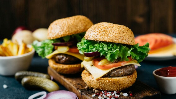 İki Kişi için Hamburger Yapım Dersi İki Kişi için Hamburger Yapım Dersi