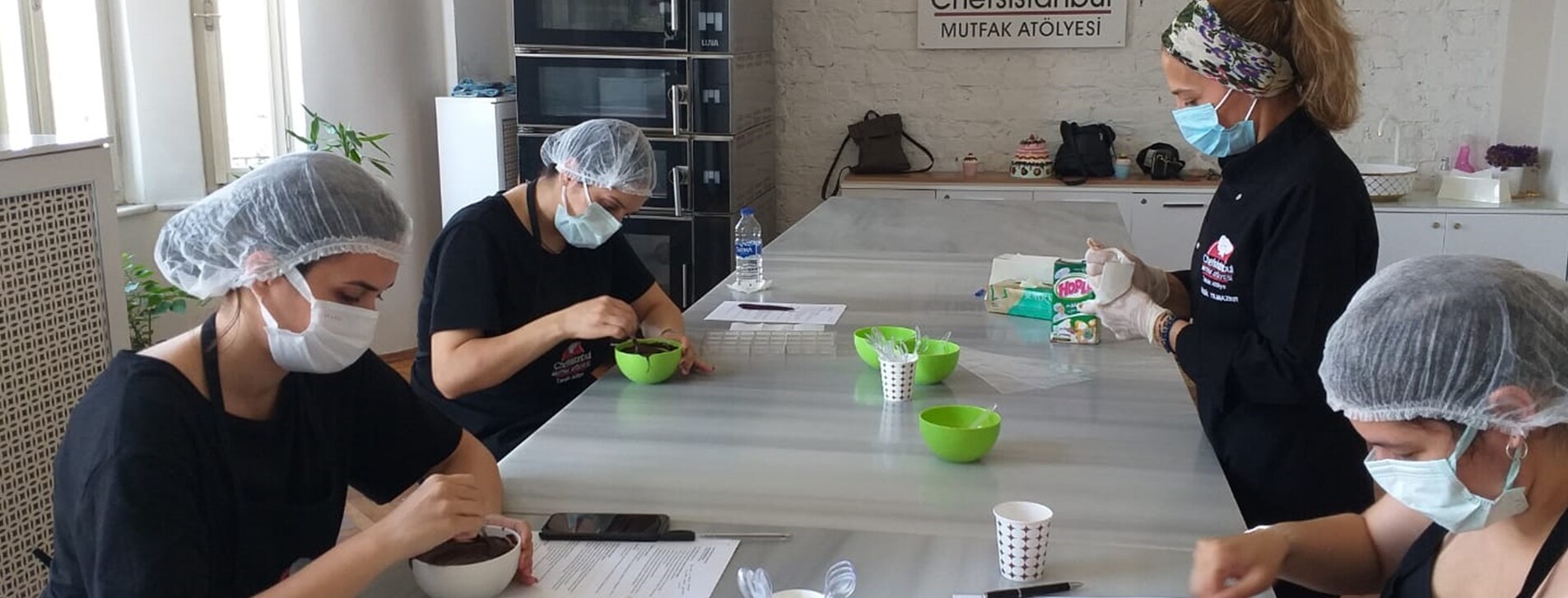 İstanbul'da İki Kişi için Çikolata Yapım Dersi - 3 Fotoğraf 3 - İstanbul'da İki Kişi için Çikolata Yapım Dersi