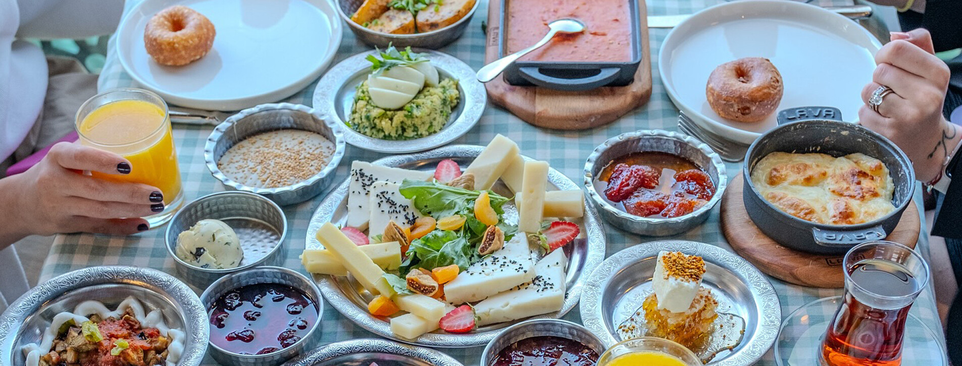 Aile için Tarihi Vapurda Gala Salonunda Kahvaltılı Boğaz Turu - 10 Fotoğraf 10 - Aile için Tarihi Vapurda Gala Salonunda Kahvaltılı Boğaz Turu