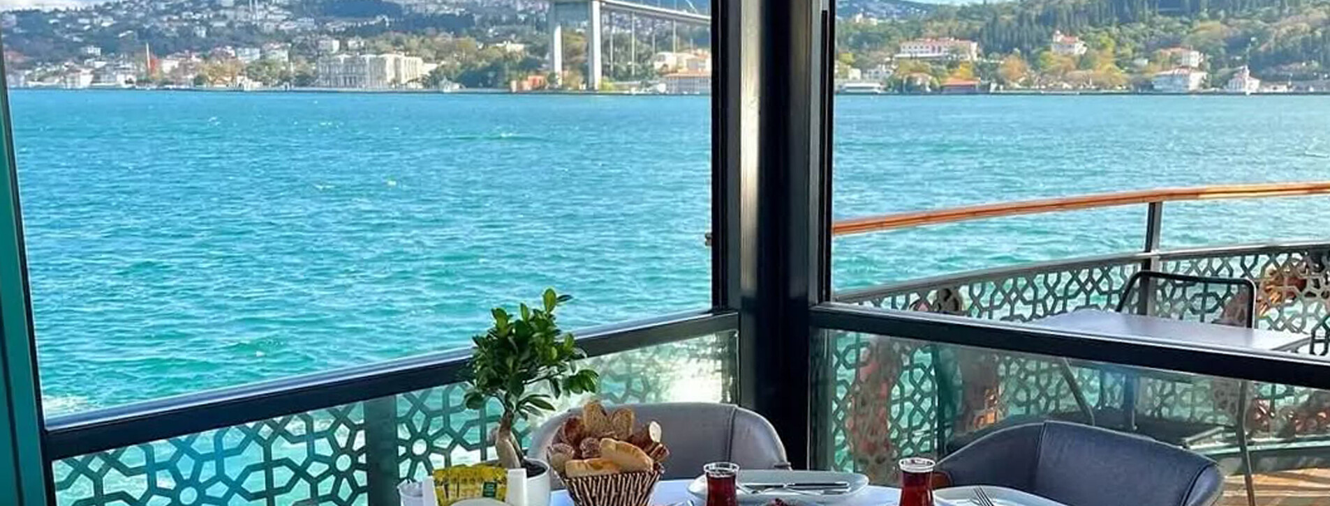 İstanbul'da Aile için Tarihi Vapurda Terasta Kahvaltılı Boğaz Turu - 4 Fotoğraf 4 - Aile için Tarihi Vapurda Terasta Kahvaltılı Boğaz Turu