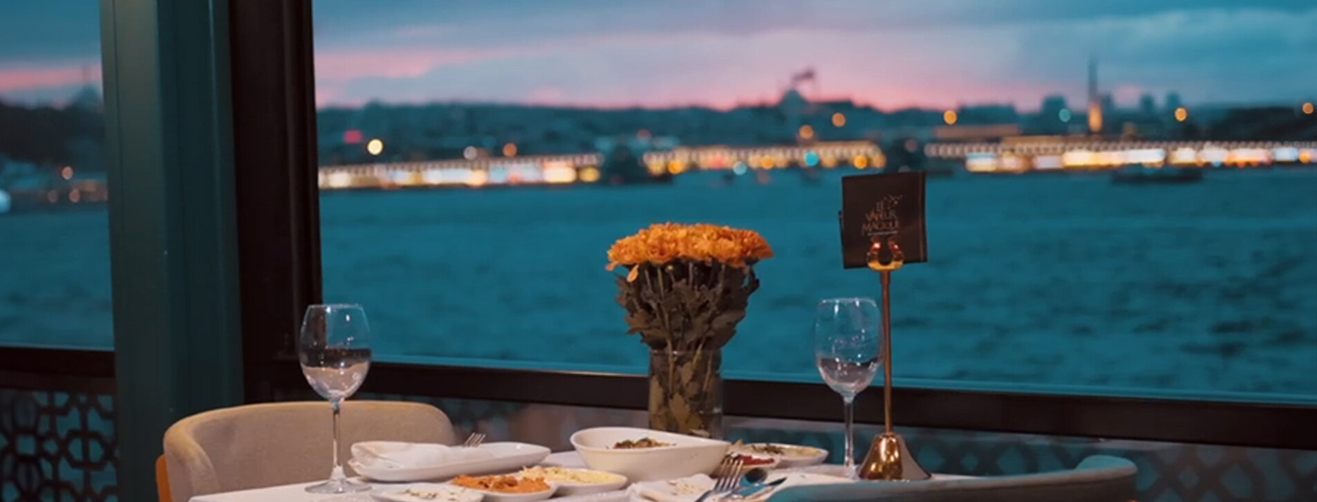 İstanbul'da Aile için Tarihi Vapurda Terasta Akşam Yemeği - 5 Fotoğraf 5 - Aile için Tarihi Vapurda Terasta Akşam Yemeği