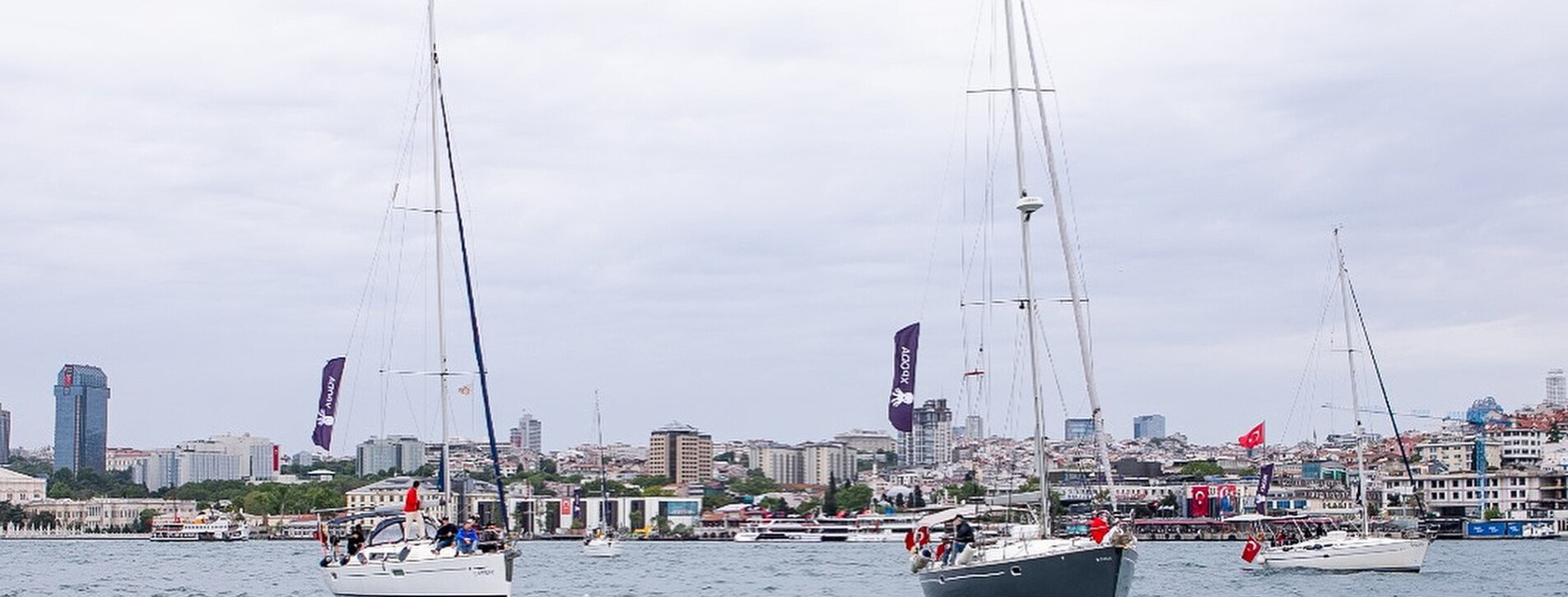İstanbul'da Arkadaş Grubu için Yat ile Boğaz'da Gece Gezisi - 7 Fotoğraf 7 - Arkadaş Grubu için Yat ile Boğaz'da Gece Gezisi